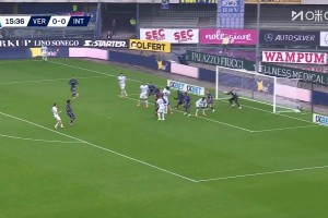 维埃里和卡里乌斯老婆拥抱，旁边维埃里老婆表情亮了