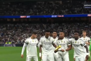 C罗差点被队友扭断了的脖子，这小子是要来个炸弹摔嘛