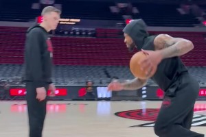 这状态看起来很不错啊！利拉德已经开始训练急停