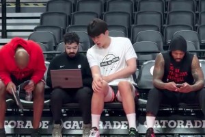 进步显著！杨瀚森无需翻译陪同，直接与助教复盘录像