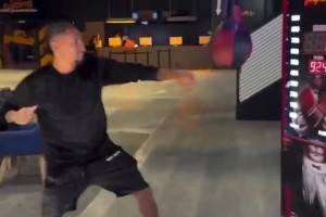 拉菲尼亚这一拳什么水平！？感觉不踢球都能去打扇耳光了