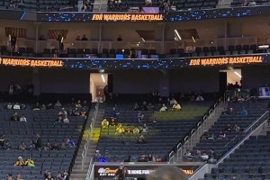 常规操作！库里赛前热身LOGO三分一击命中！