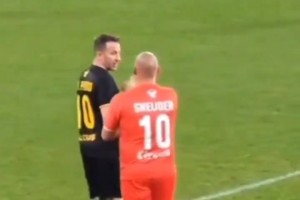 哈兰德这小子最精了！假扮成圣诞老人，假装送礼物“吃小孩”视频封面