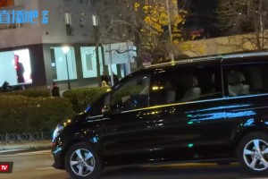 支持龙哥❗️皇马球迷对阿隆索高喊：我们爱你，请留下来视频封面