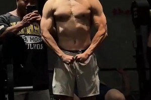 曹岩这身肌肉，放眼篮球圈也是相当炸裂的吧！