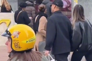 爱老婆~劳塔罗在场上是国米队长，在场下是妻子的拎包小弟视频封面