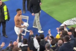 平C罗59球记录的球衣！姆巴佩在伯纳乌球场向球迷赠送球衣！视频封面